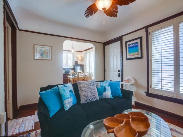 Charming 2 Bedroom Vacation Cottage Walk to Beach