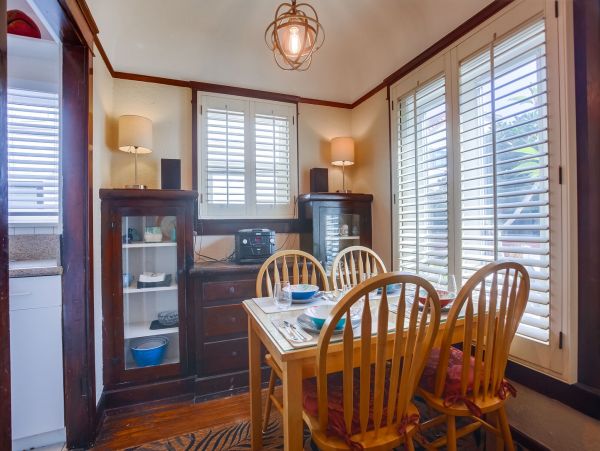 Charming 2 Bedroom Vacation Cottage Walk to Beach