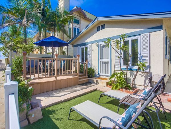 Charming 2 Bedroom Vacation Cottage Walk to Beach