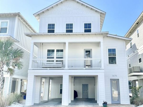 Lovely 4 Bedroom Vacation Home Short Walk to Beach