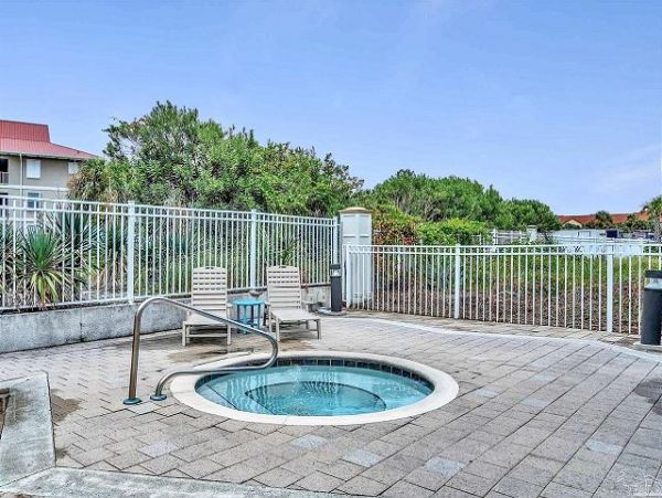 Lovely 4 Bedroom Vacation Home Short Walk to Beach