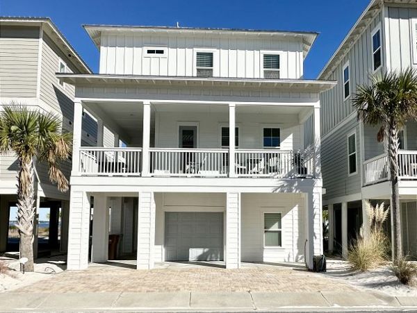 Lovely 4 Bedroom Vacation Home Short Walk to Beach