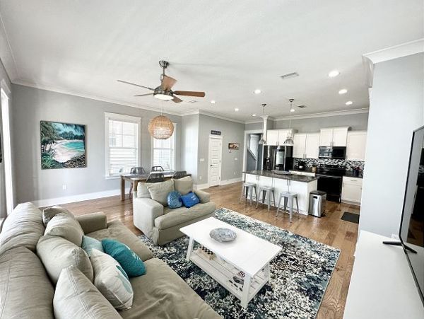 Lovely 4 Bedroom Vacation Home Short Walk to Beach