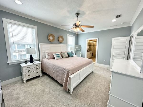 Lovely 4 Bedroom Vacation Home Short Walk to Beach