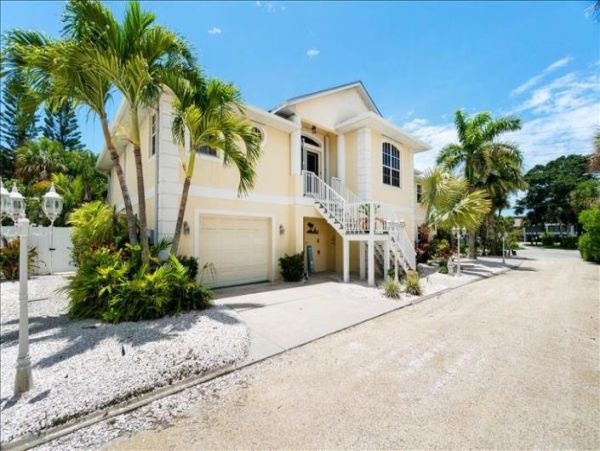 Manasota Key Vacation Home Two Bedroom Walk to Beach