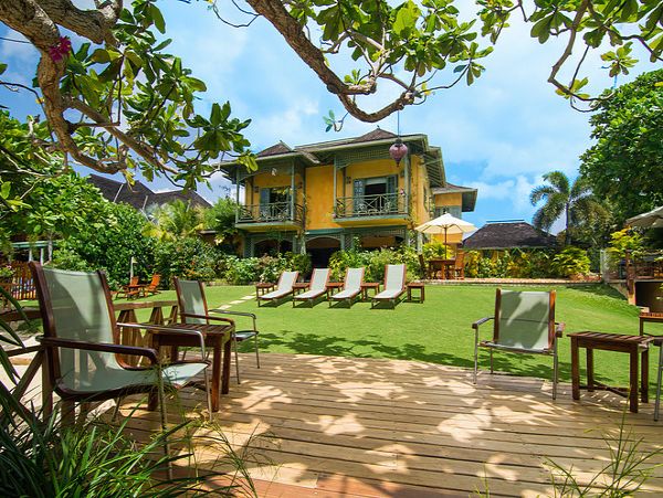 Discovery Bay Ville Beachfront w/ 6 Bedrooms & Private Beach