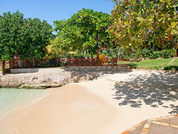 Discovery Bay Ville Beachfront w/ 6 Bedrooms & Private Beach