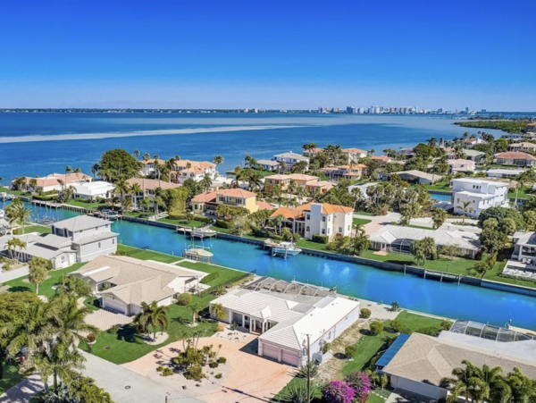 Private one story Country Club Shores Vacation home
