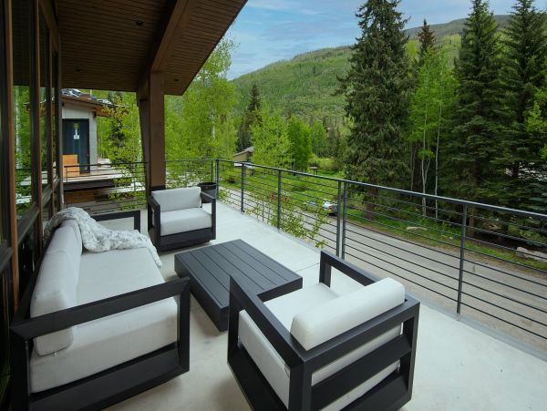 Five Bedroom Vacation Rental in Vail with Great Mountain View