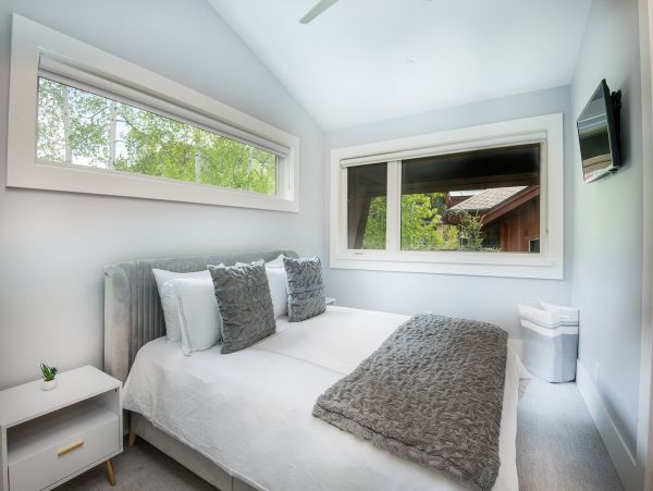 Five Bedroom Vacation Rental in Vail with Great Mountain View