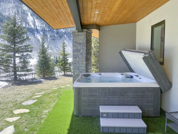 Vail Five Bedroom  Rental with Hot Tub & Breathtaking Mountain View