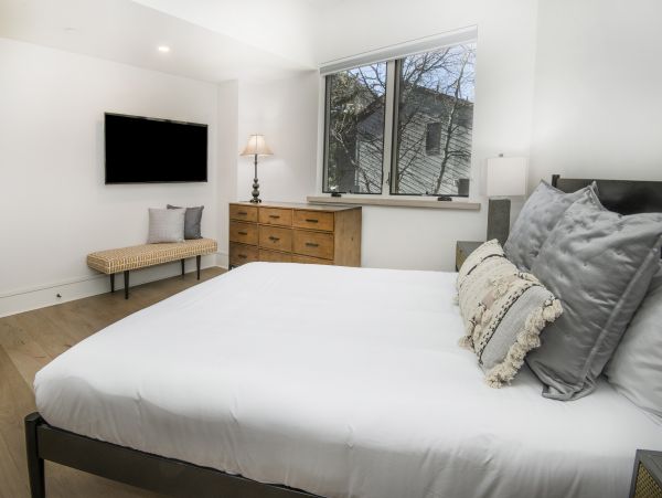 Vail Five Bedroom  Rental with Hot Tub & Breathtaking Mountain View