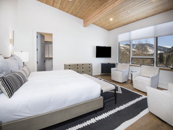 Vail Five Bedroom  Rental with Hot Tub & Breathtaking Mountain View