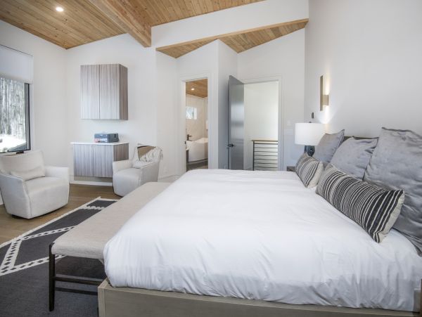 Vail Five Bedroom  Rental with Hot Tub & Breathtaking Mountain View