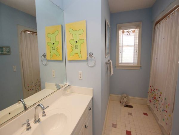 Corolla Vacation Home Six Bedroom Walk to Beach