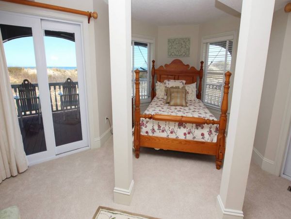Corolla Vacation Home Six Bedroom Walk to Beach