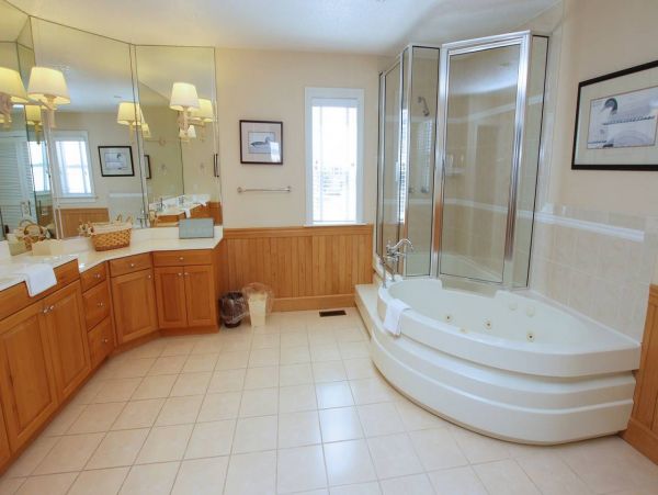 Corolla Vacation Home Six Bedroom Walk to Beach