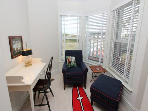 Corolla Vacation Home Six Bedroom Walk to Beach