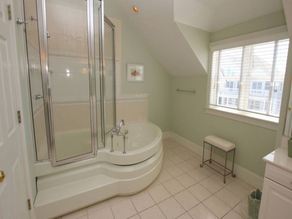 Corolla Vacation Home Six Bedroom Walk to Beach