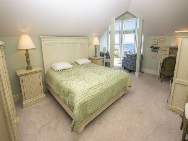 Corolla Vacation Home Six Bedroom Walk to Beach