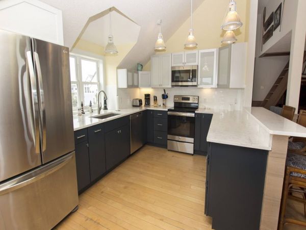 Corolla Vacation Home Six Bedroom Walk to Beach