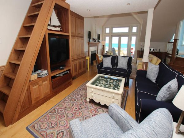 Corolla Vacation Home Six Bedroom Walk to Beach