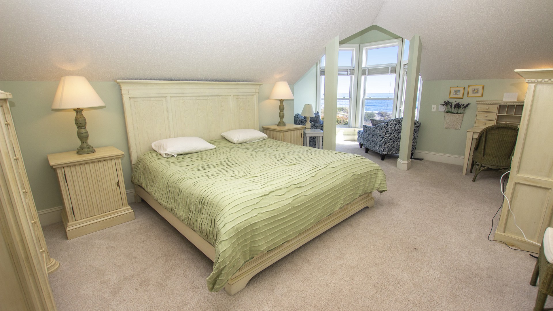 Corolla Vacation Home Six Bedroom Walk to Beach