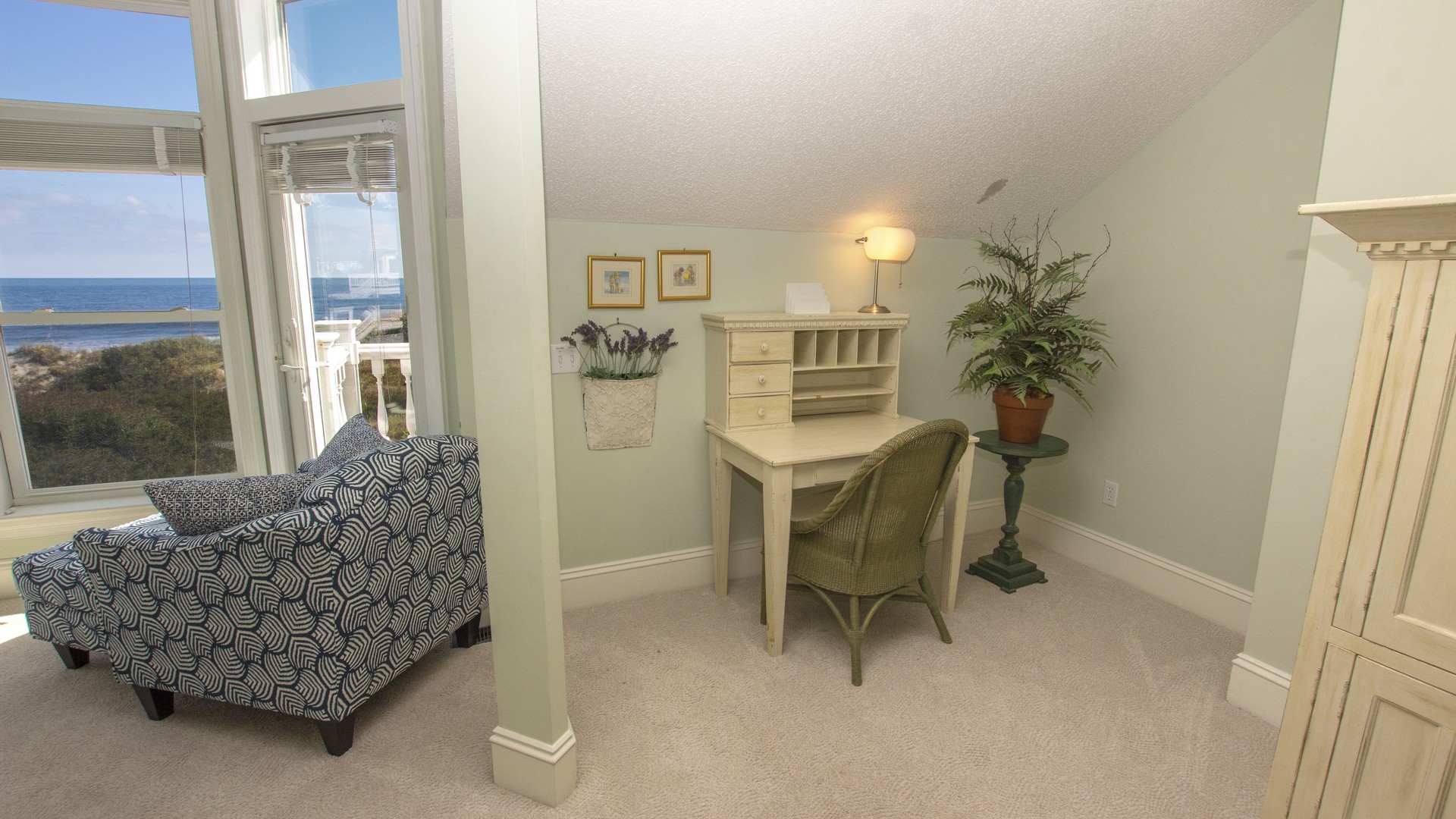 Corolla Vacation Home Six Bedroom Walk to Beach
