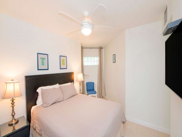 Grand Cayman Vacation Condo One Bedroom Walk to Beach