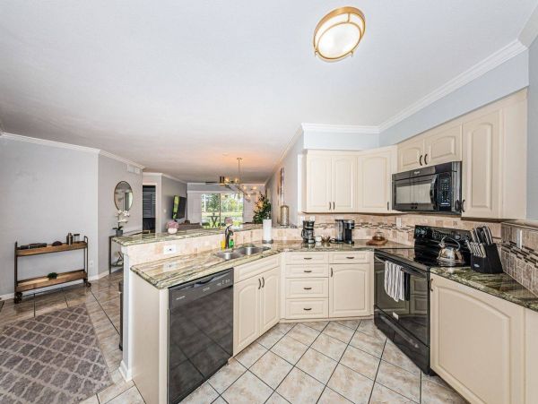 Spacious 2 Bedroom Vacation Condo with Lake View