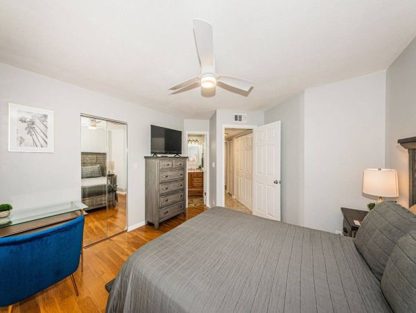 Spacious 2 Bedroom Vacation Condo with Lake View