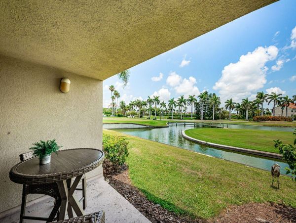 Spacious 2 Bedroom Vacation Condo with Lake View