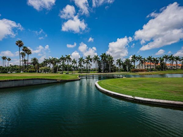Spacious 2 Bedroom Vacation Condo with Lake View