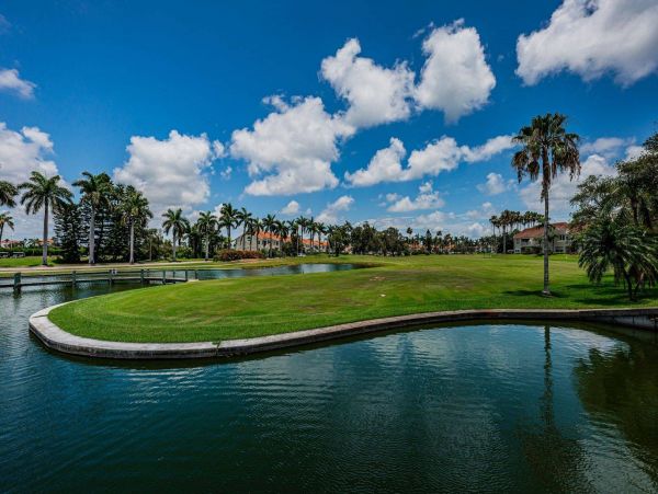 Spacious 2 Bedroom Vacation Condo with Lake View