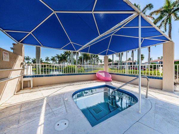Spacious 2 Bedroom Vacation Condo with Lake View