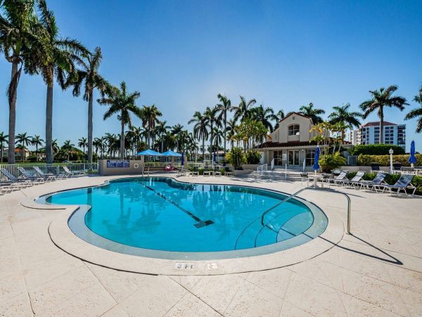 Spacious 2 Bedroom Vacation Condo with Lake View