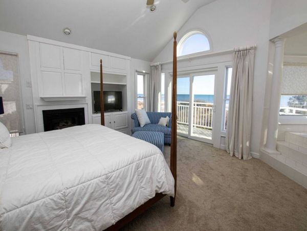 Gorgeous Vacation Getaway with 7 Bedrooms in Corolla