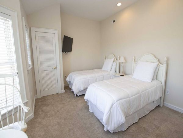 Gorgeous Vacation Getaway with 7 Bedrooms in Corolla