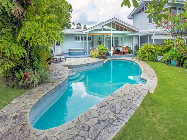 Lovely 4 Bedroom Home with Private Pool & Walk to Beach