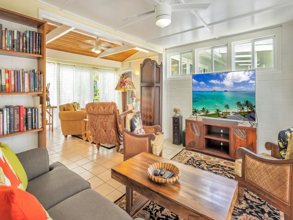 Lovely 4 Bedroom Home with Private Pool & Walk to Beach