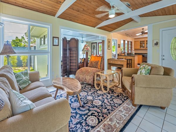 Lovely 4 Bedroom Home with Private Pool & Walk to Beach