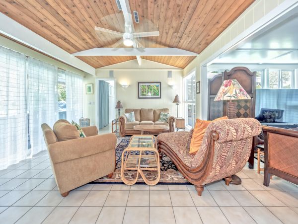 Lovely 4 Bedroom Home with Private Pool & Walk to Beach