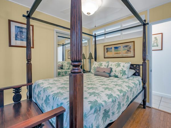 Lovely 4 Bedroom Home with Private Pool & Walk to Beach