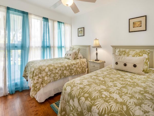 Lovely 4 Bedroom Home with Private Pool & Walk to Beach