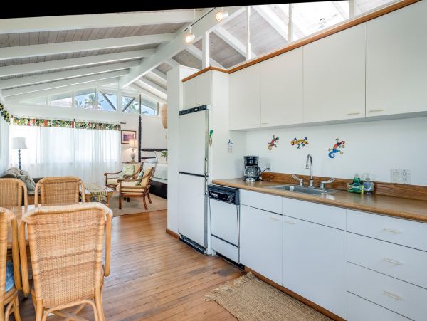 Lovely 4 Bedroom Home with Private Pool & Walk to Beach