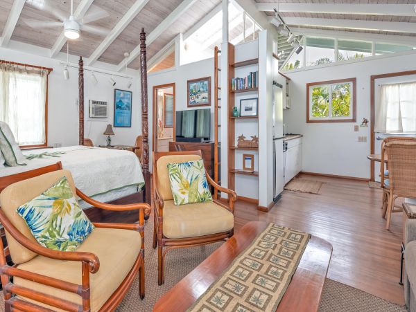 Lovely 4 Bedroom Home with Private Pool & Walk to Beach