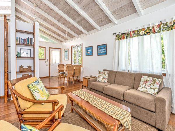 Lovely 4 Bedroom Home with Private Pool & Walk to Beach