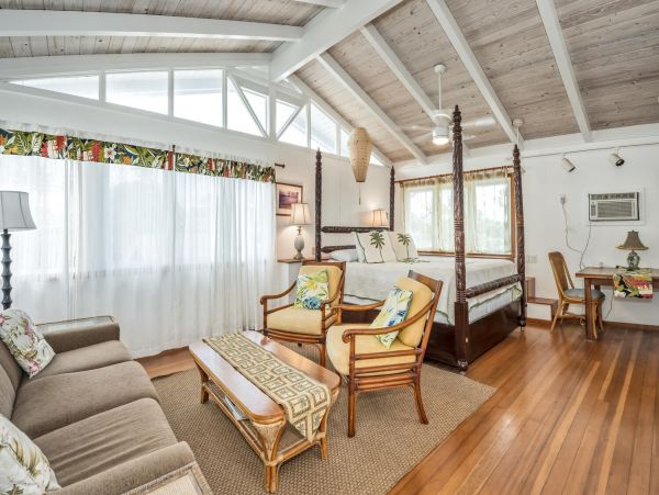 Lovely 4 Bedroom Home with Private Pool & Walk to Beach