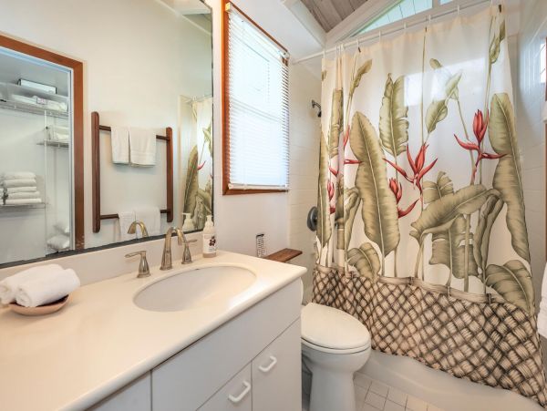 Lovely 4 Bedroom Home with Private Pool & Walk to Beach