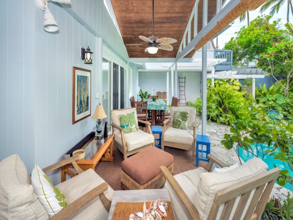 Lovely 4 Bedroom Home with Private Pool & Walk to Beach
